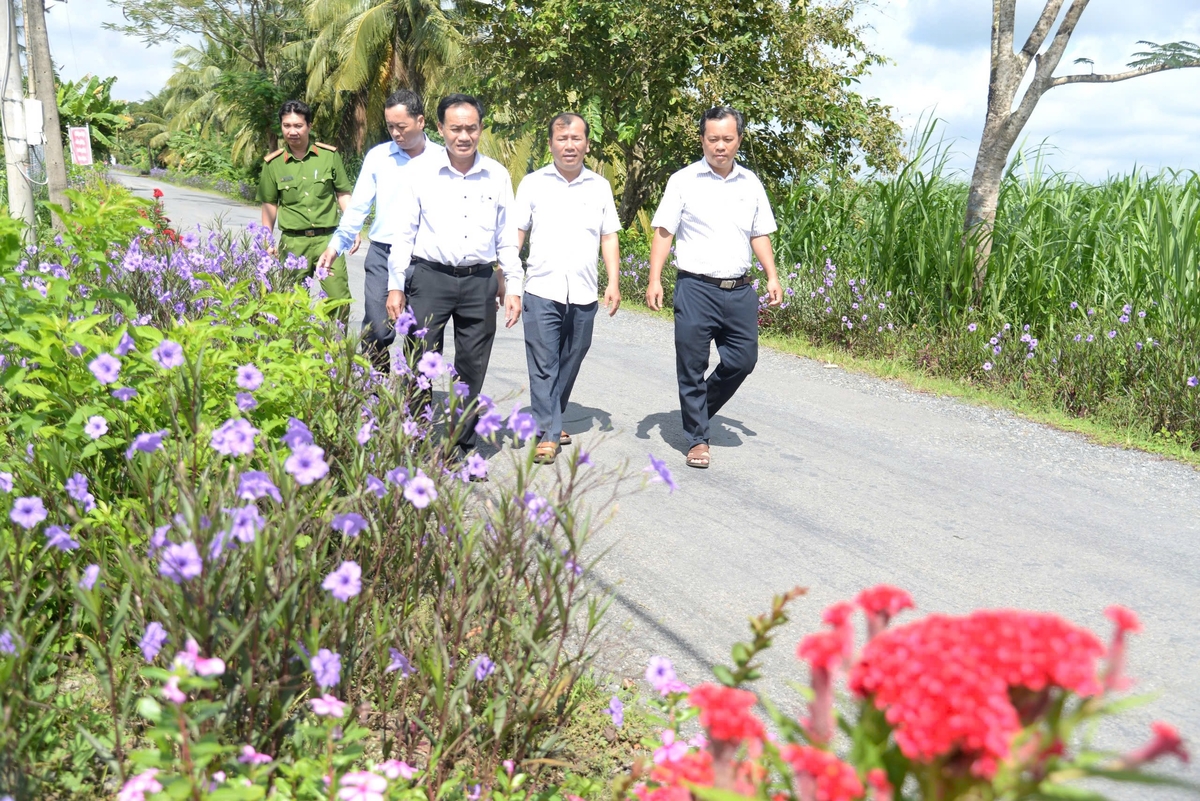 Lãnh đạo Văn phòng Điều phối Nông thôn mới tỉnh Tiền Giang kiểm tra tuyến đường giao thông nông thôn. Ảnh: Cao Thắng. Lãnh đạo Văn phòng Điều phối Nông thôn mới tỉnh Tiền Giang kiểm tra tuyến đường giao thông nông thôn. Ảnh: Cao Thắng.