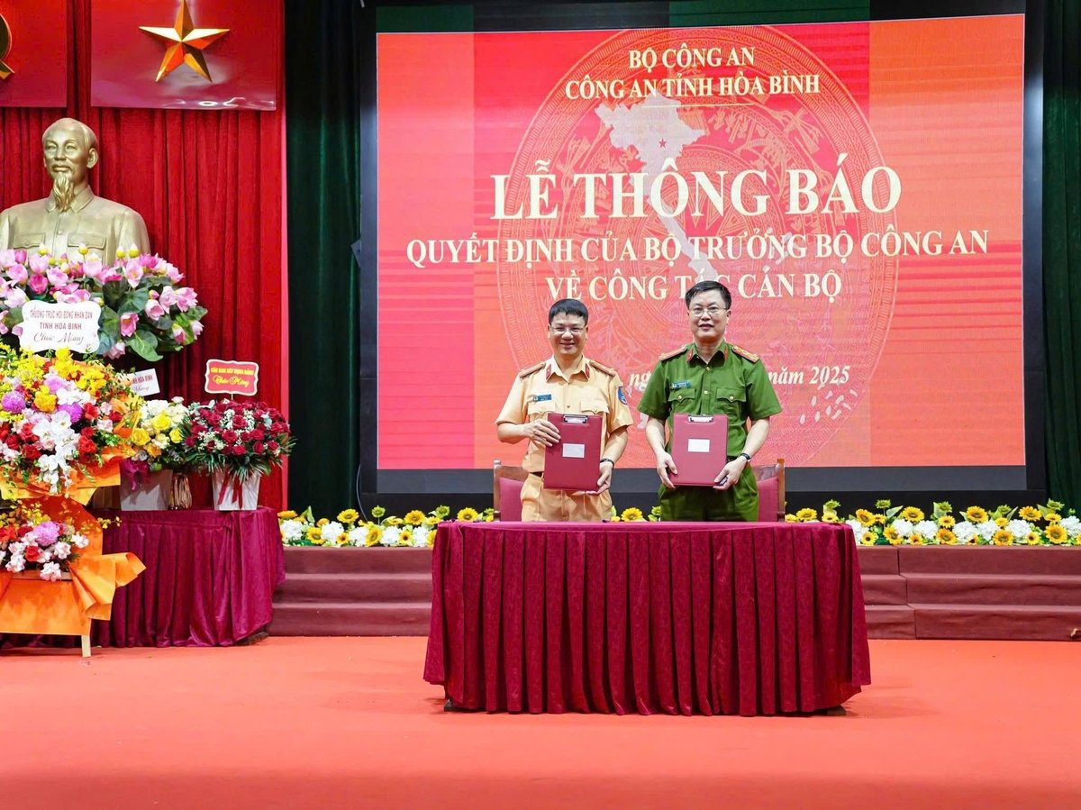 Bàn giao nhiệm vụ. Ảnh: Công an tỉnh Hòa Bình. Bàn giao nhiệm vụ. Ảnh: Công an tỉnh Hòa Bình.