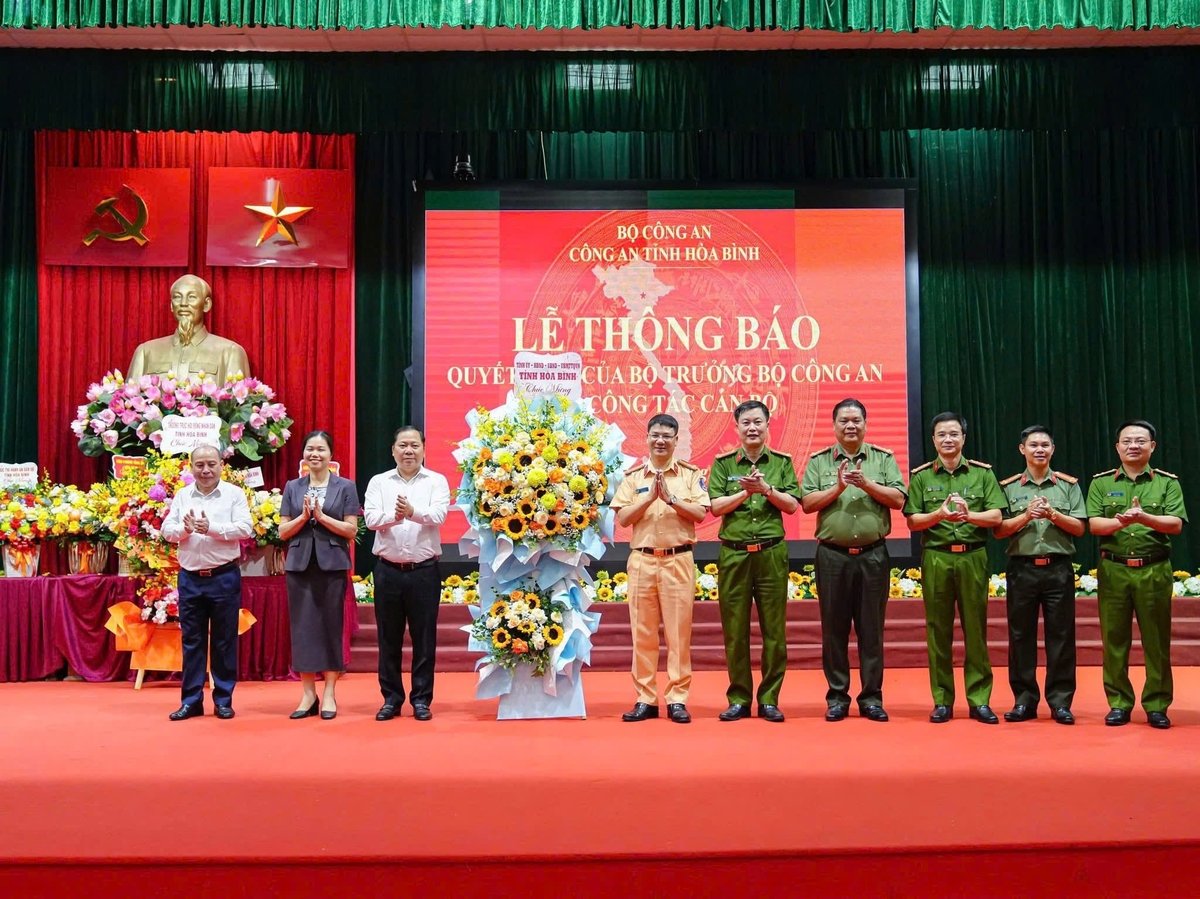 Lãnh đạo tỉnh Hòa Bình tặng hoa chúc mừng Đại tá Đỗ Thanh Bình. Ảnh: Công an tỉnh Hòa Bình. Lãnh đạo tỉnh Hòa Bình tặng hoa chúc mừng Đại tá Đỗ Thanh Bình. Ảnh: Công an tỉnh Hòa Bình.