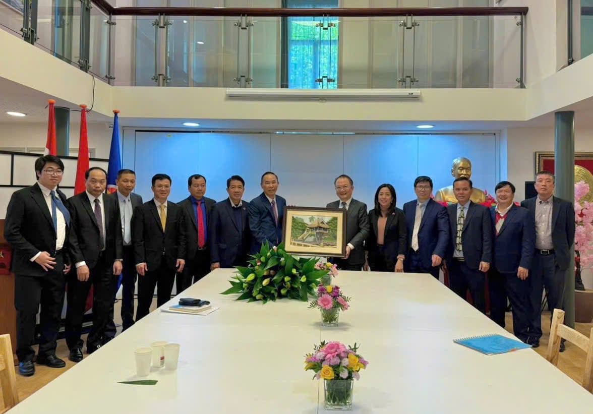 Đoàn làm việc Bộ NN&MT đến thăm và tặng quà lưu niêm cho Đại sứ quán Việt Nam tại Hà Lan. Ảnh: ICD. Đoàn làm việc Bộ NN&MT đến thăm và tặng quà lưu niêm cho Đại sứ quán Việt Nam tại Hà Lan. Ảnh: ICD.