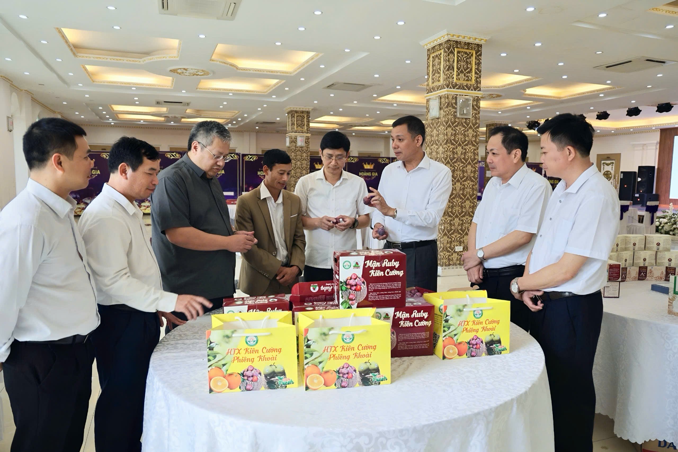 Các thành viên Hội đồng OCOP tỉnh Sơn La đánh giá các sản phẩm tham gia chương trình năm 2025. Ảnh: Nguyễn Nga. Các thành viên Hội đồng OCOP tỉnh Sơn La đánh giá các sản phẩm tham gia chương trình năm 2025. Ảnh: Nguyễn Nga.