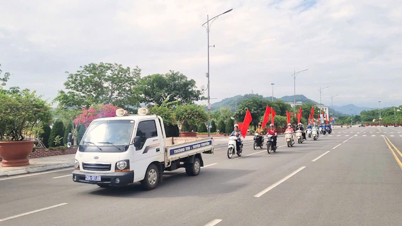 Sơn La diễu hành tuyên truyền, vận động sản xuất, kinh doanh nông sản thực phẩm chất lượng, an toàn. Ảnh: Văn Ngọc. Sơn La diễu hành tuyên truyền, vận động sản xuất, kinh doanh nông sản thực phẩm chất lượng, an toàn. Ảnh: Văn Ngọc.
