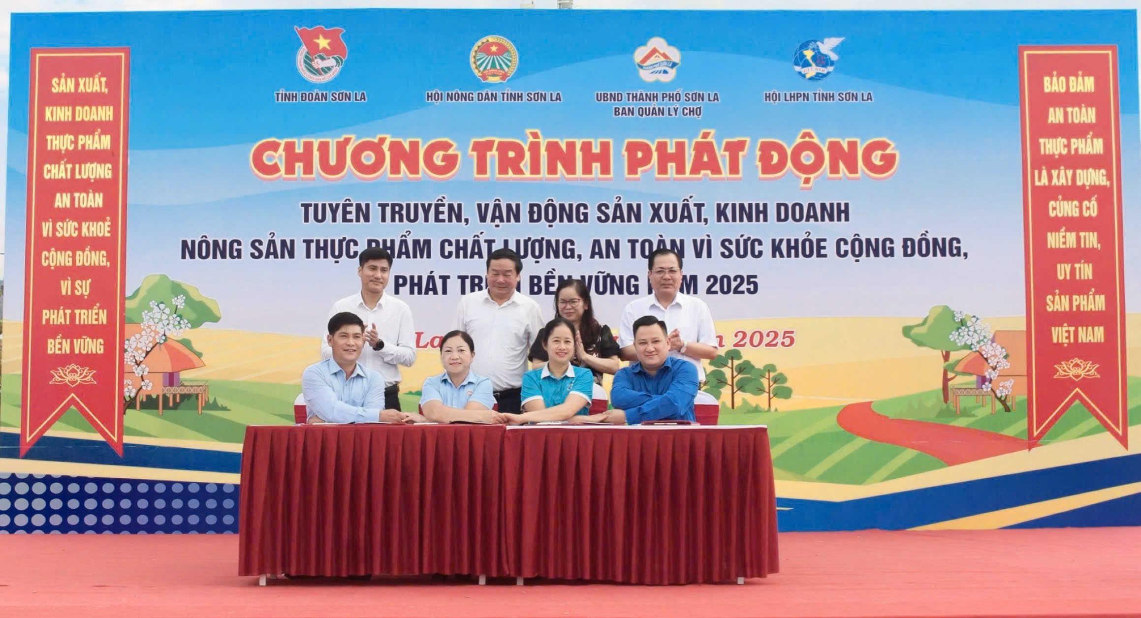 Các đại biểu ký kết tuyên truyền, vận động sản xuất, kinh doanh nông sản thực phẩm chất lượng, an toàn. Ảnh: Văn Ngọc. Các đại biểu ký kết tuyên truyền, vận động sản xuất, kinh doanh nông sản thực phẩm chất lượng, an toàn. Ảnh: Văn Ngọc.