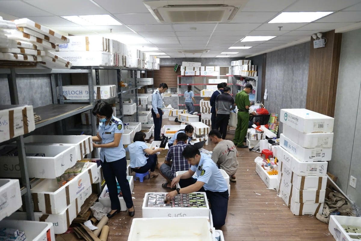 Đội Quản lý thị trường số 5 - Cục Quản lý thị trường TP Hà Nội kiểm tra, thu giữ hàng nghìn sản phẩm nhập lậu tại số nhà 60-62 phố Bạch Mai. Ảnh: Cục Quản lý thị trường TP Hà Nội. Đội Quản lý thị trường số 5 - Cục Quản lý thị trường TP Hà Nội kiểm tra, thu giữ hàng nghìn sản phẩm nhập lậu tại số nhà 60-62 phố Bạch Mai. Ảnh: Cục Quản lý thị trường TP Hà Nội.