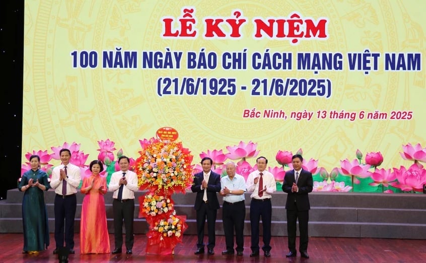 UBND tỉnh Bắc Ninh vừa tổ chức Lễ Kỷ niệm trang trọng, tôn vinh 100 năm Ngày Báo chí Cách mạng Việt Nam (21/6/1925 - 21/6/2025). Ảnh: Hồng Hà. UBND tỉnh Bắc Ninh vừa tổ chức Lễ Kỷ niệm trang trọng, tôn vinh 100 năm Ngày Báo chí Cách mạng Việt Nam (21/6/1925 - 21/6/2025). Ảnh: Hồng Hà.