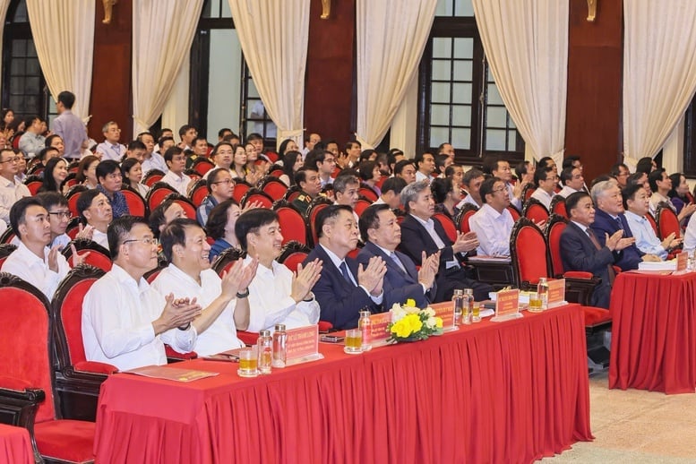 Lãnh đạo Đảng, Chính phủ, nhà nước tham dự Hội nghị. Ảnh: TTX. Lãnh đạo Đảng, Chính phủ, nhà nước tham dự Hội nghị. Ảnh: TTX.