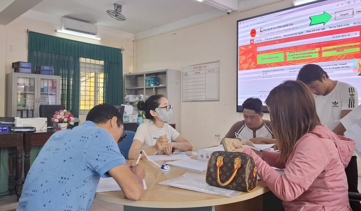 Trong bối cảnh thị trường lao động ở TP Huế còn nhiều biến động, BHTN trở thành ‘phao cứu sinh’ cho hàng nghìn người mất việc làm. Ảnh: Văn Dinh. Trong bối cảnh thị trường lao động ở TP Huế còn nhiều biến động, BHTN trở thành ‘phao cứu sinh’ cho hàng nghìn người mất việc làm. Ảnh: Văn Dinh.