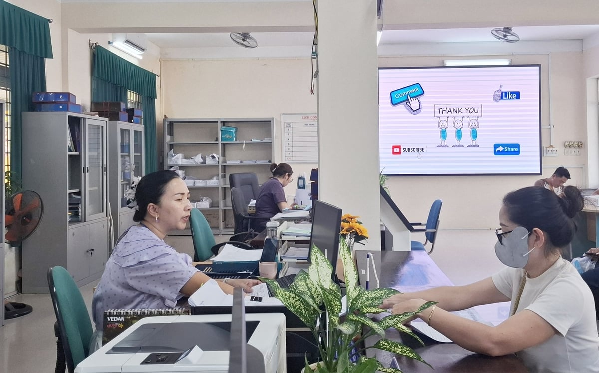 Người lao động đến Trung tâm Dịch vụ việc làm TP Huế nhận BHTN. Ảnh: Văn Dinh. Người lao động đến Trung tâm Dịch vụ việc làm TP Huế nhận BHTN. Ảnh: Văn Dinh.
