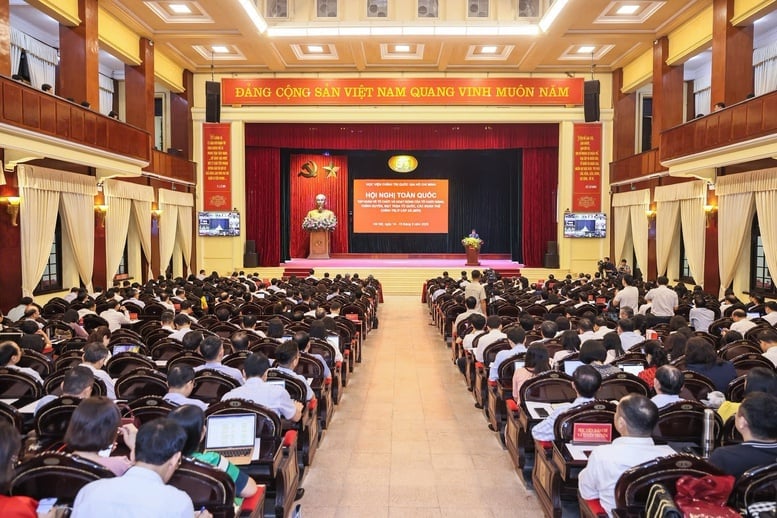 Toàn cảnh Hội nghị trực tuyến toàn quốc tập huấn chuyên môn, nghiệp vụ về công tác tổ chức xây dựng Đảng, quản lý Nhà nước và hoạt động của Mặt trận Tổ quốc, các đoàn thể chính trị ở cấp xã. Ảnh: TTX. Toàn cảnh Hội nghị trực tuyến toàn quốc tập huấn chuyên môn, nghiệp vụ về công tác tổ chức xây dựng Đảng, quản lý Nhà nước và hoạt động của Mặt trận Tổ quốc, các đoàn thể chính trị ở cấp xã. Ảnh: TTX.