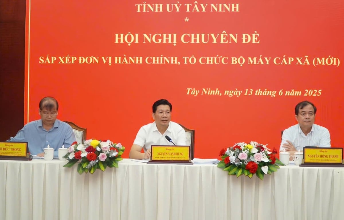 Bí thư Tỉnh ủy, Chủ tịch HĐND tỉnh Nguyễn Mạnh Hùng (giữa) chủ trì hội nghị chuyên đề sắp xếp đơn vị hành chính, tổ chức bộ máy cấp xã (mới). Ảnh: CTV. Bí thư Tỉnh ủy, Chủ tịch HĐND tỉnh Nguyễn Mạnh Hùng (giữa) chủ trì hội nghị chuyên đề sắp xếp đơn vị hành chính, tổ chức bộ máy cấp xã (mới). Ảnh: CTV.