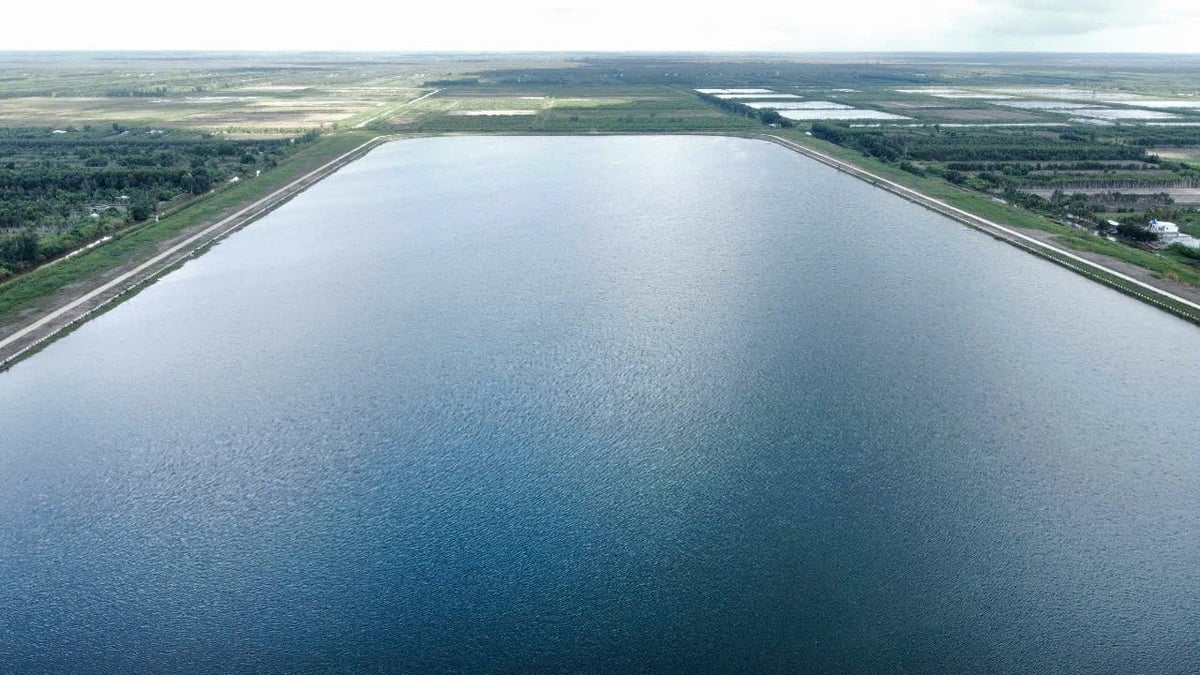 Với năng lực cấp nước 120.000m3/ngày, không chỉ cấp nước sinh hoạt cho hơn 120.000 hộ dân, hồ còn phục vụ sản xuất nông nghiệp, phòng cháy chữa cháy rừng. Ảnh: Trọng Linh. Với năng lực cấp nước 120.000m3/ngày, không chỉ cấp nước sinh hoạt cho hơn 120.000 hộ dân, hồ còn phục vụ sản xuất nông nghiệp, phòng cháy chữa cháy rừng. Ảnh: Trọng Linh.