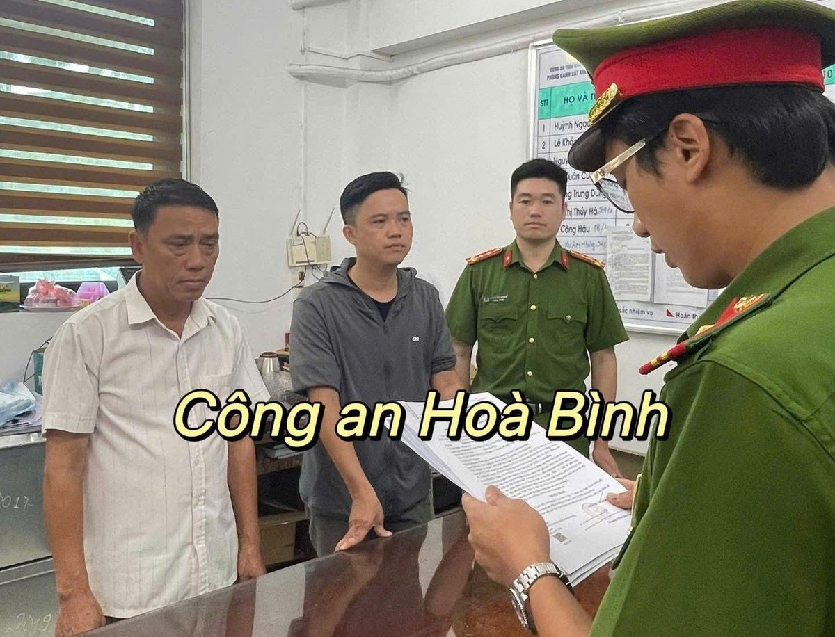 ông Nguyễn Văn Đây (57 tuổi, mặc áo trắng), Giám đốc, và ông Bùi Yên Khánh (38 tuổi, áo xám), Kế toán của Công ty TNHH MTV Phát Đạt, bị bắt về hành vi 'Vi phạm quy định về kế toán gây hậu quả nghiêm trọng'. Ảnh: Công an tỉnh Hòa Bình. ông Nguyễn Văn Đây (57 tuổi, mặc áo trắng), Giám đốc, và ông Bùi Yên Khánh (38 tuổi, áo xám), Kế toán của Công ty TNHH MTV Phát Đạt, bị bắt về hành vi 'Vi phạm quy định về kế toán gây hậu quả nghiêm trọng'. Ảnh: Công an tỉnh Hòa Bình.
