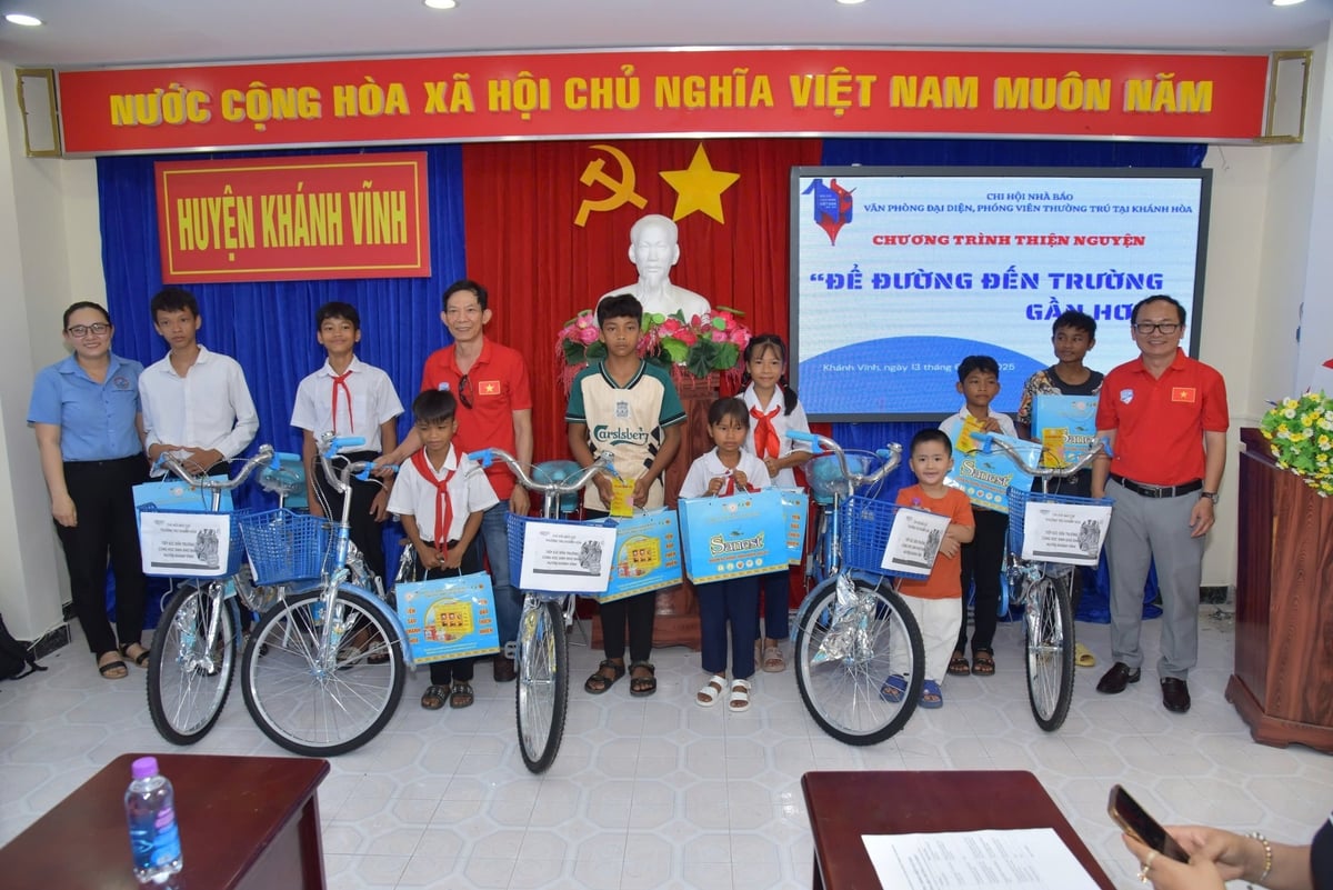 Báo chí thường trú Khánh Hòa đã tặng xe đạp cho các học sinh miền núi. Ảnh: BC. Báo chí thường trú Khánh Hòa đã tặng xe đạp cho các học sinh miền núi. Ảnh: BC.