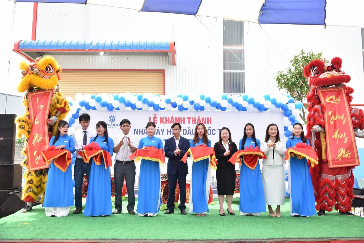 Các đại biểu cắt băng khánh thành nhà máy hóa dầu quốc tế TSG Petro. Ảnh: Hữu Long. Các đại biểu cắt băng khánh thành nhà máy hóa dầu quốc tế TSG Petro. Ảnh: Hữu Long.