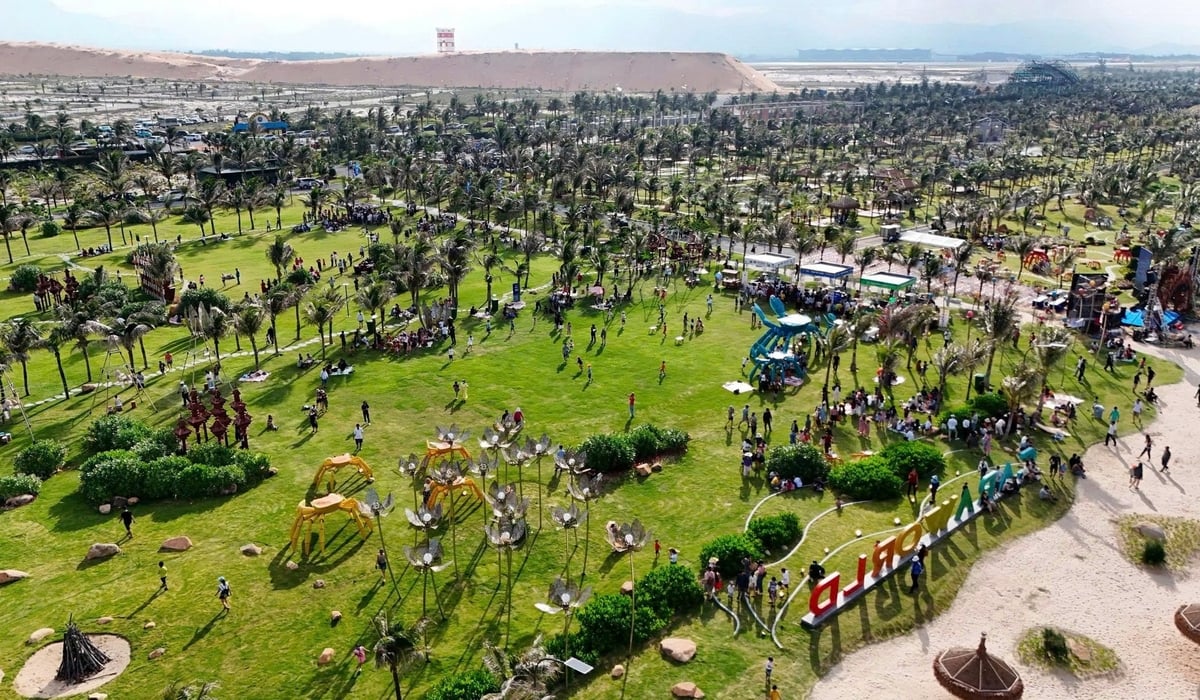 Ngay từ sáng sớm nay (14/6), khu vực công viên biển CaraWorld Cam Ranh đã tấp nập người ra vào. Ảnh: KN Cam Ranh. Ngay từ sáng sớm nay (14/6), khu vực công viên biển CaraWorld Cam Ranh đã tấp nập người ra vào. Ảnh: KN Cam Ranh.
