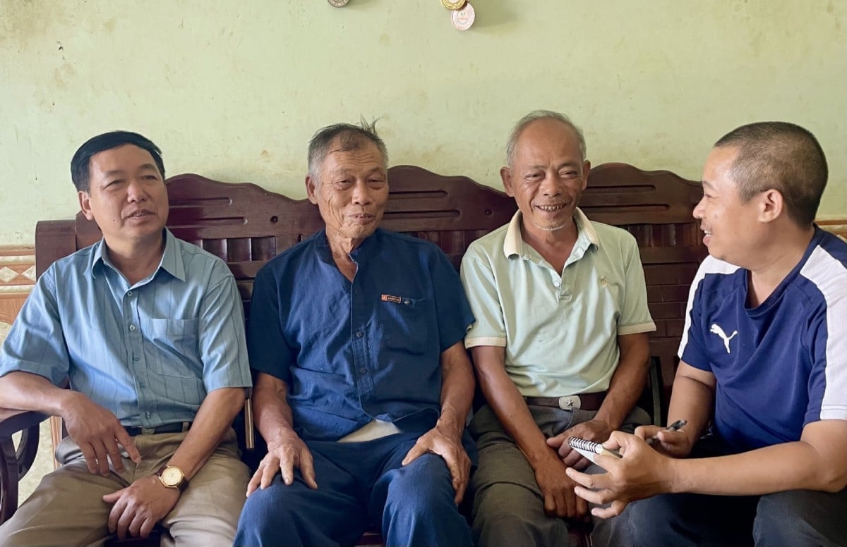 Bộ ba chỉ huy đào kênh Tam Lực (từ trái qua). Ảnh: Đình Du. Bộ ba chỉ huy đào kênh Tam Lực (từ trái qua). Ảnh: Đình Du.