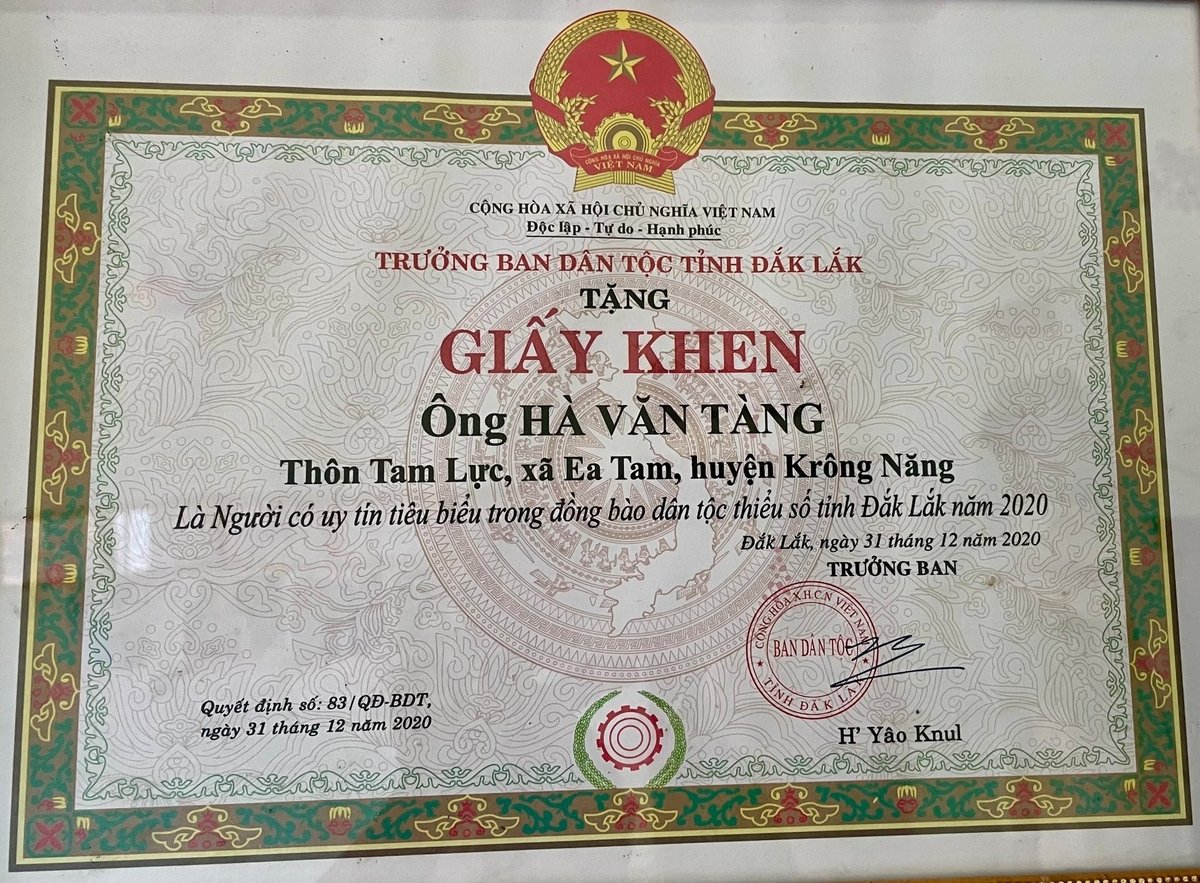 Với những đóng góp cho địa phương, ông Hà Văn Tàng được tặng Giấy khen Người có uy tín tiêu biểu trong đồng bào dân tộc thiểu số tỉnh Đắk Lắk năm 2020. Ảnh: Đình Du. Với những đóng góp cho địa phương, ông Hà Văn Tàng được tặng Giấy khen Người có uy tín tiêu biểu trong đồng bào dân tộc thiểu số tỉnh Đắk Lắk năm 2020. Ảnh: Đình Du.
