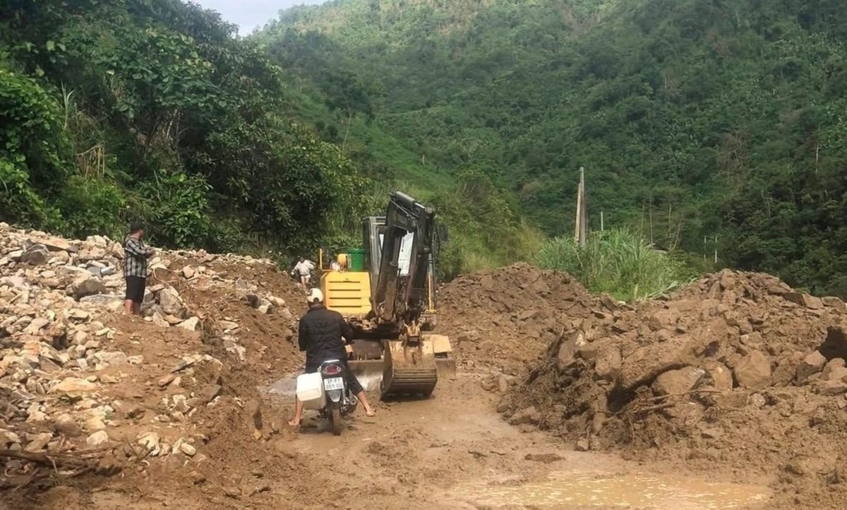 Công tác khắc phục hư hỏng đường Quốc lộ 16 được tiến hành khẩn trương. Ảnh: Văn Trường. Công tác khắc phục hư hỏng đường Quốc lộ 16 được tiến hành khẩn trương. Ảnh: Văn Trường.