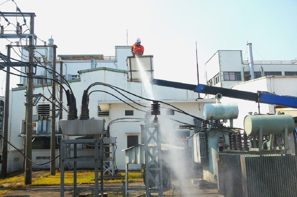 Công nhân điện lực rửa sứ TBA Phú Lâm, quận Dương Kinh, TP Hải Phòng. Ảnh: EVNNPC. Công nhân điện lực rửa sứ TBA Phú Lâm, quận Dương Kinh, TP Hải Phòng. Ảnh: EVNNPC.