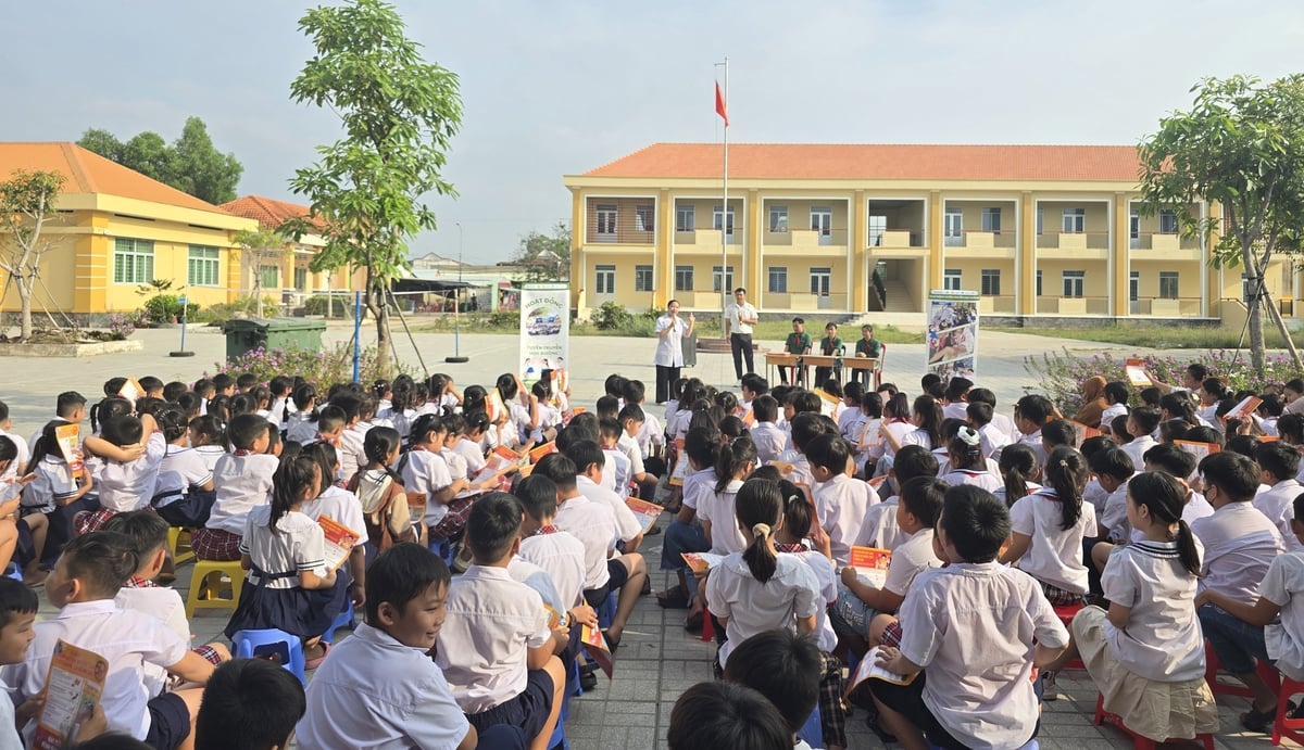 Sinh viên trường Đại học Nông lâm TP. HCM tuyên truyền học đường cho các em học sinh tại trường Tiểu học Mỹ Thạnh Tây. Ảnh: Hồng Thủy. Sinh viên trường Đại học Nông lâm TP. HCM tuyên truyền học đường cho các em học sinh tại trường Tiểu học Mỹ Thạnh Tây. Ảnh: Hồng Thủy.