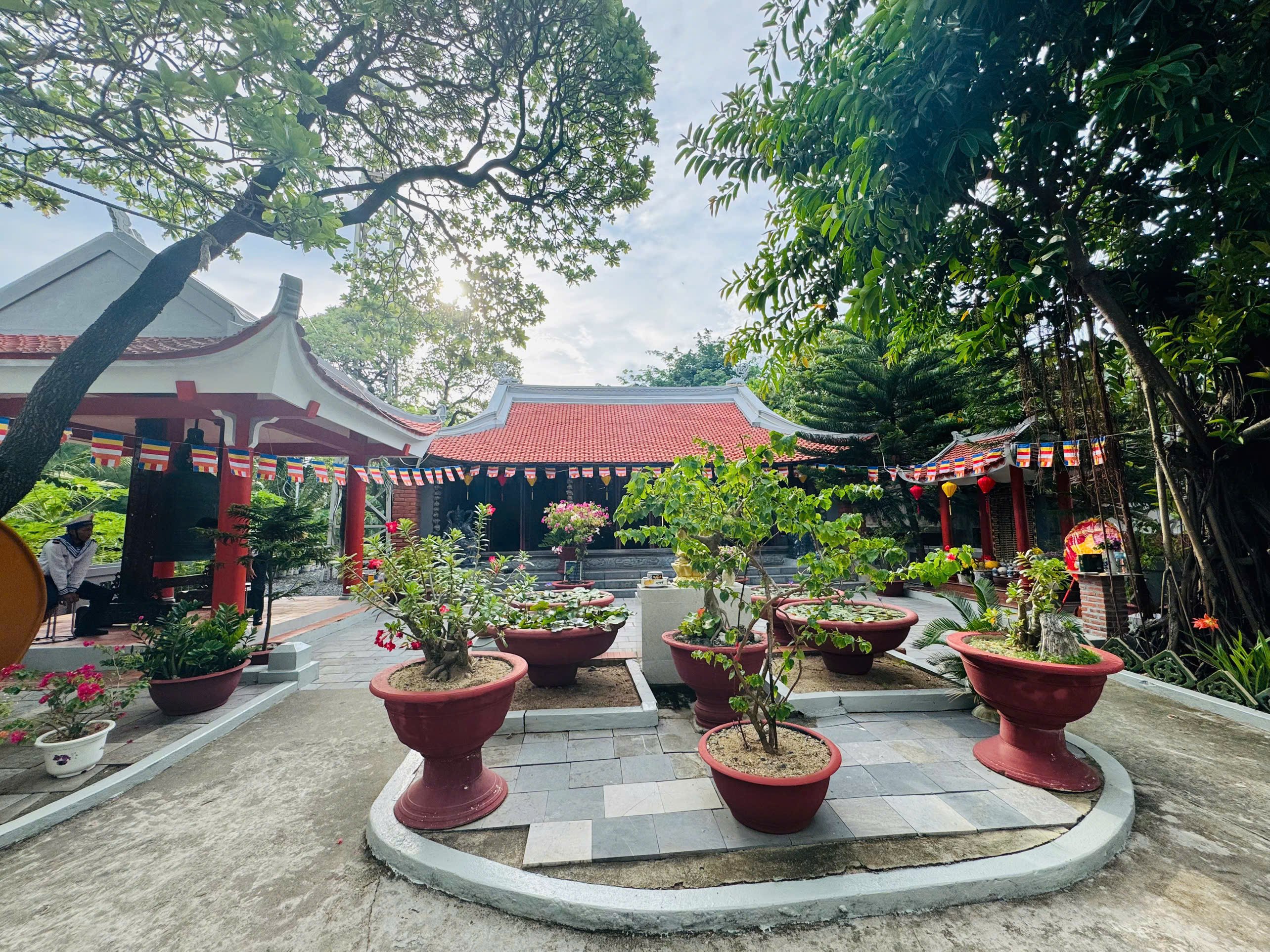 Chùa đảo Sinh Tồn với tấm bia ghi nhớ 64 anh hùng liệt sĩ ở Gạc Ma. Chùa đảo Sinh Tồn với tấm bia ghi nhớ 64 anh hùng liệt sĩ ở Gạc Ma.