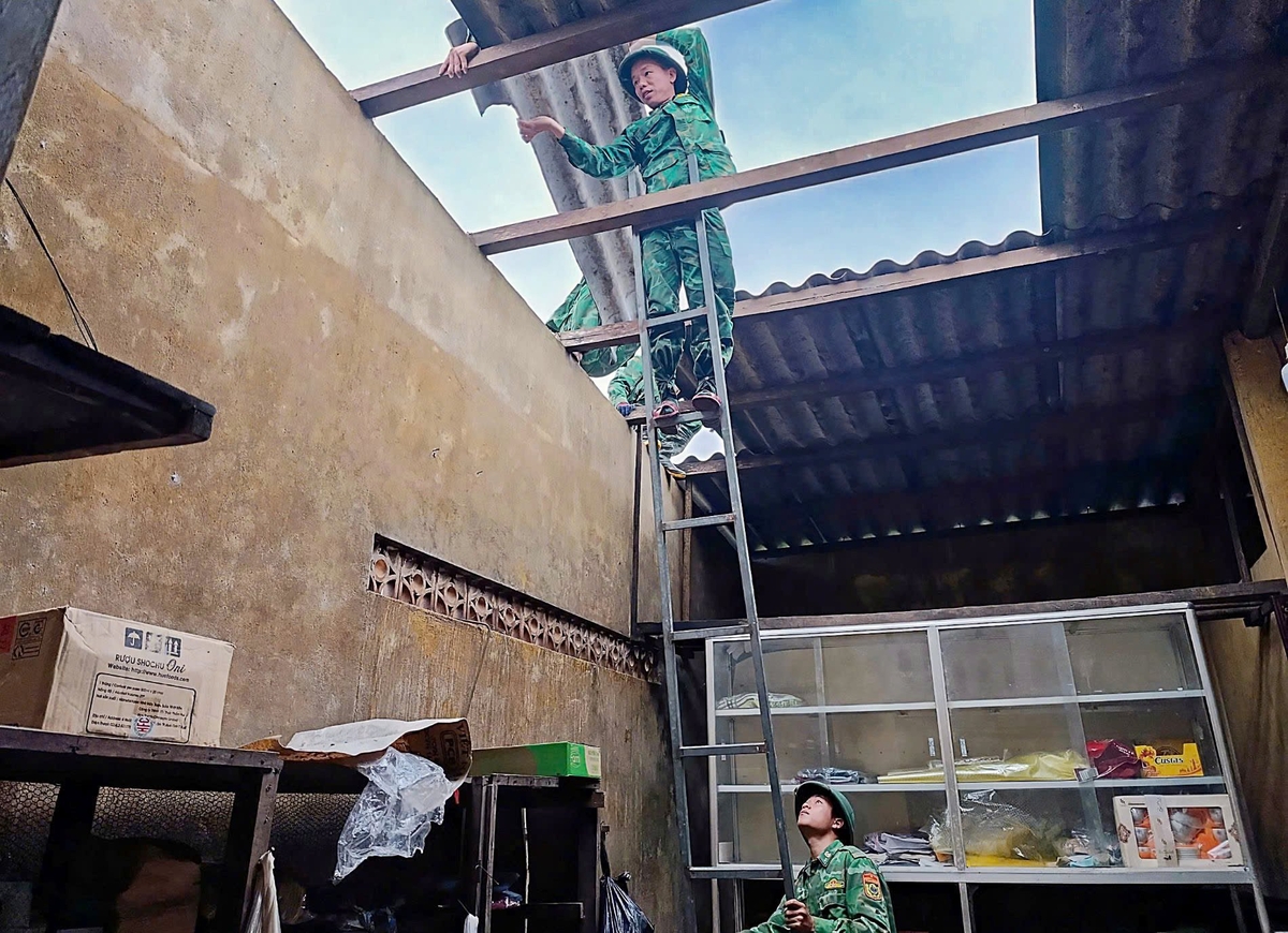 Giông lốc khiến 53 ngôi nhà ở miền núi A Lưới tốc mái. Ảnh: B.P