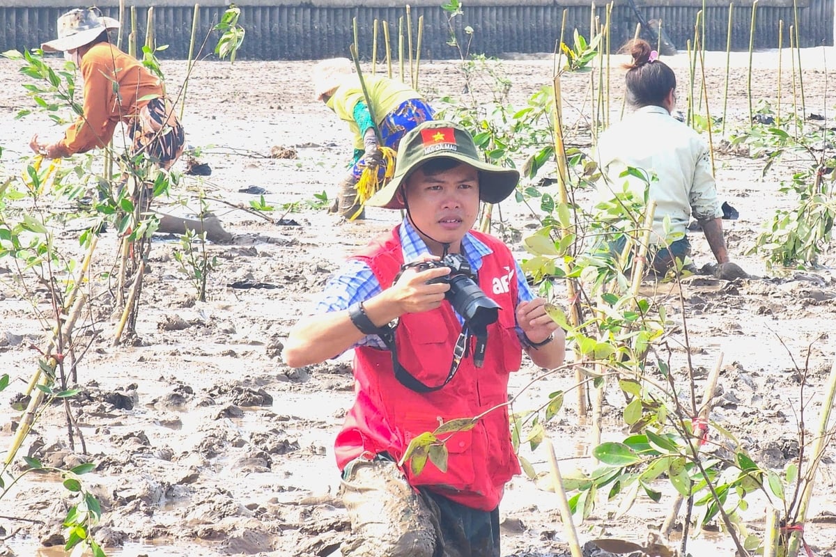 Phóng viên Báo Lao động tác nghiệp tại chương trình trồng rừng. Ảnh: Kim Anh. Phóng viên Báo Lao động tác nghiệp tại chương trình trồng rừng. Ảnh: Kim Anh.