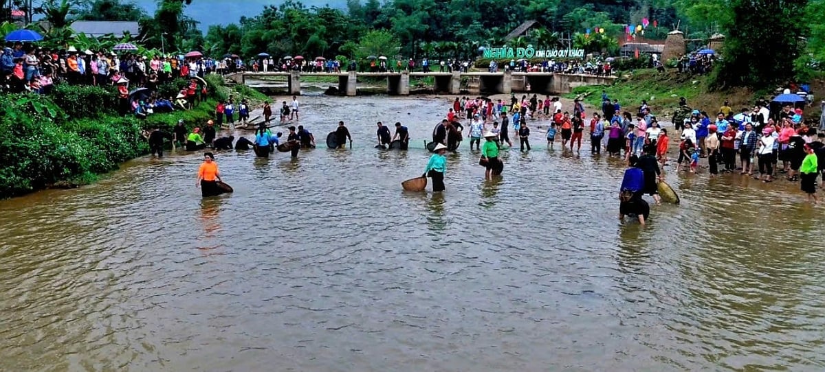 Suối Nặm Luông mùa lễ hội. Ảnh: H.Đ.