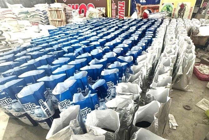 Tại thời điểm kiểm tra, cơ sở đang tiến hành phối trộn, đóng gói rất nhiều sản phẩm lên tới hàng chục tấn nhưng chủ cơ sở không xuất trình được giấy chứng nhận đủ điều kiện sản xuất, kinh doanh theo quy định. Ảnh: QLTT cung cấp. Tại thời điểm kiểm tra, cơ sở đang tiến hành phối trộn, đóng gói rất nhiều sản phẩm lên tới hàng chục tấn nhưng chủ cơ sở không xuất trình được giấy chứng nhận đủ điều kiện sản xuất, kinh doanh theo quy định. Ảnh: QLTT cung cấp.