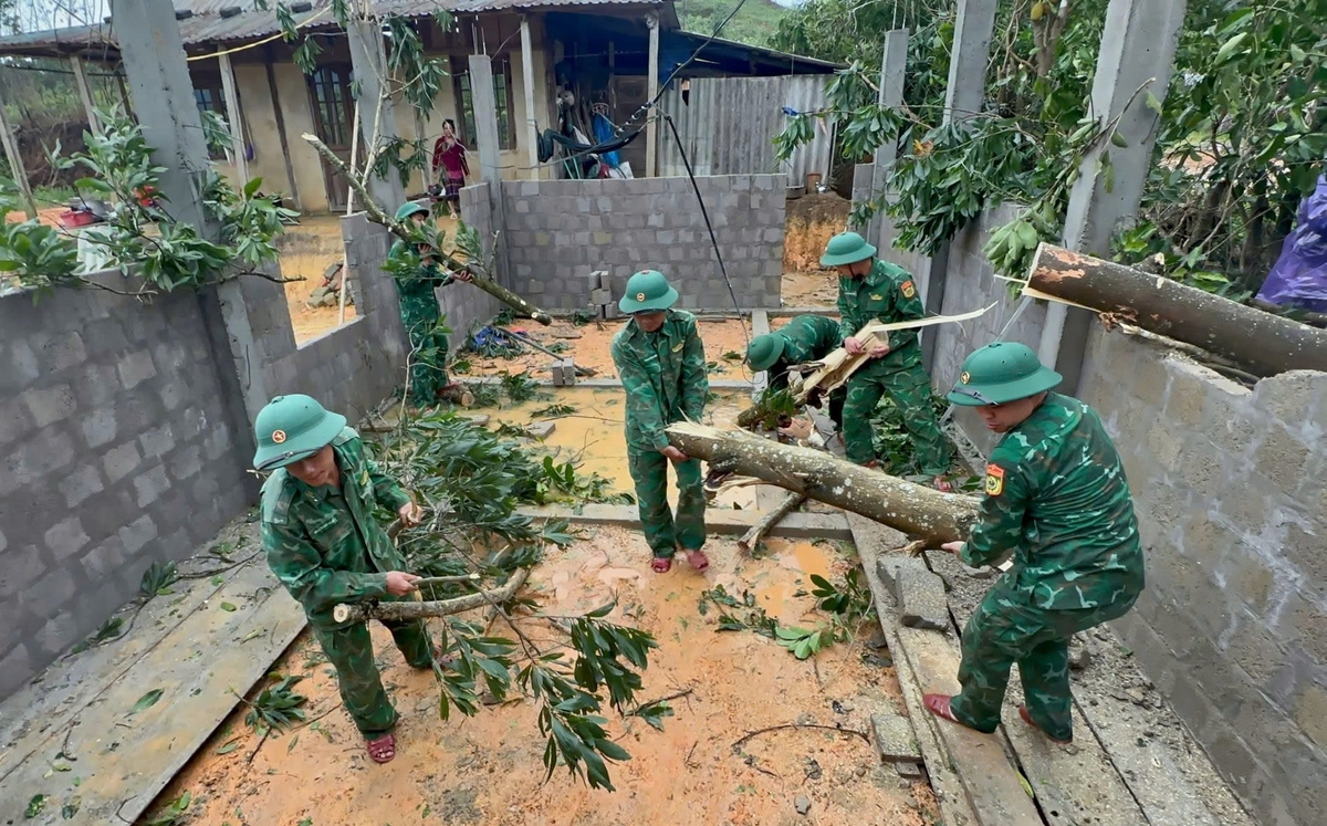 Lực lượng biên phòng phối hợp với chính quyền địa phương khẩn trương giúp người dân khắc phục hậu quả do giông lốc gây ra. Ảnh: B.P