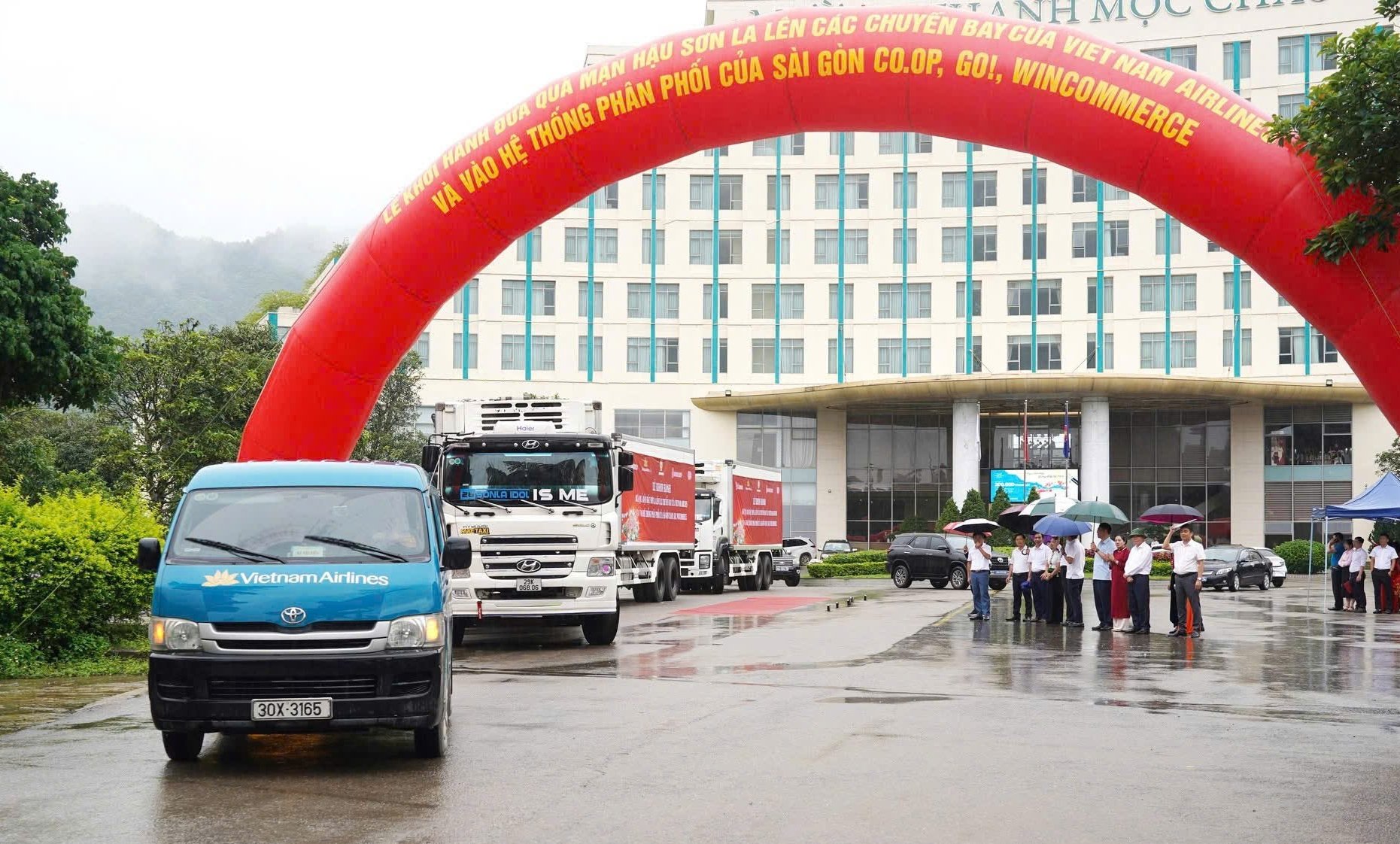 Lễ khởi hành đưa quả mận hậu Sơn La lên các chuyến bay của Vietnam Airlines và vào hệ thống phân phối của SaigonCo.op, Go! và WinCommerce. Ảnh: Nguyễn Nga. Lễ khởi hành đưa quả mận hậu Sơn La lên các chuyến bay của Vietnam Airlines và vào hệ thống phân phối của SaigonCo.op, Go! và WinCommerce. Ảnh: Nguyễn Nga.