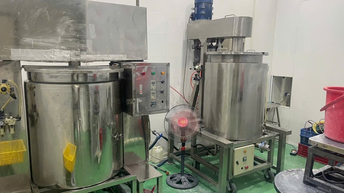 Trang thiết bị để các đối tượng sản xuất mỹ phẩm giả bằng hóa chất quy mô lớn. Ảnh: QLTT. Trang thiết bị để các đối tượng sản xuất mỹ phẩm giả bằng hóa chất quy mô lớn. Ảnh: QLTT.