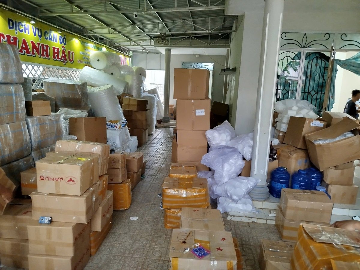 Hóa chất các đối tượng tập kết để sản xuất mỹ phẩm giả bằng hóa chất quy mô lớn. Ảnh: QLTT. Hóa chất các đối tượng tập kết để sản xuất mỹ phẩm giả bằng hóa chất quy mô lớn. Ảnh: QLTT.