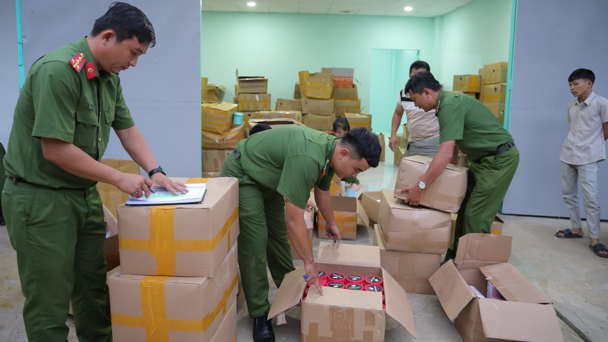 Lực lượng chức năng khám xét thu giữ quả tang mỹ phẩm giả bằng hóa chất quy mô lớn. Ảnh: CACC. Lực lượng chức năng khám xét thu giữ quả tang mỹ phẩm giả bằng hóa chất quy mô lớn. Ảnh: CACC.