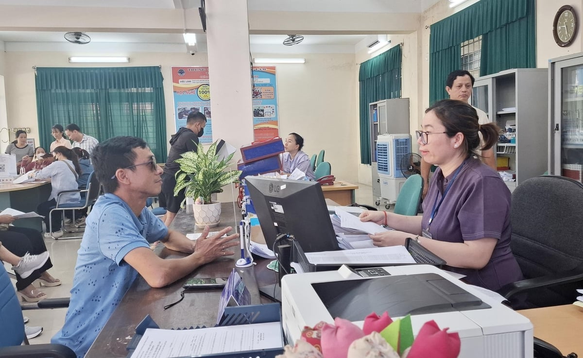 Việc tuyên truyền chính sách BHTN đang được TP Huế đẩy mạnh, giúp người dân hiểu rõ quyền lợi, nghĩa vụ. Ảnh: Văn Dinh. Việc tuyên truyền chính sách BHTN đang được TP Huế đẩy mạnh, giúp người dân hiểu rõ quyền lợi, nghĩa vụ. Ảnh: Văn Dinh.
