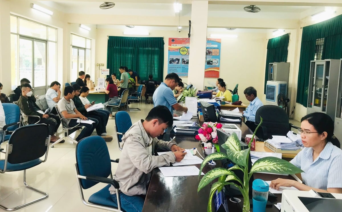 Chính sách BHTN được doanh nghiệp, người lao động tại Huế tích cực hưởng ứng, tham gia, góp phần ổn định đời sống và hỗ trợ thiết thực cho người sử dụng lao động, người lao động. Ảnh: Văn Dinh. Chính sách BHTN được doanh nghiệp, người lao động tại Huế tích cực hưởng ứng, tham gia, góp phần ổn định đời sống và hỗ trợ thiết thực cho người sử dụng lao động, người lao động. Ảnh: Văn Dinh.