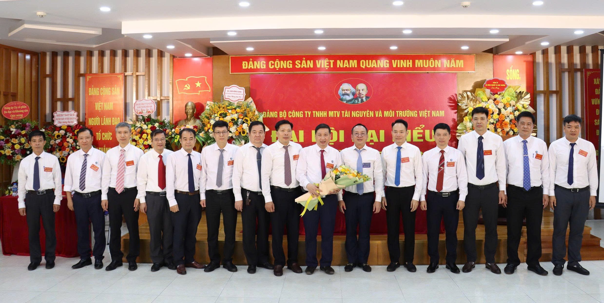 Đồng chí Ngô Hồng Giang tặng hoa, chúc mừng 15 đồng chí được lựa chọn tham gia BCH Đảng bộ Công ty, nhiệm kỳ 2025 - 2030. Ảnh: Nguyễn Thủy. Đồng chí Ngô Hồng Giang tặng hoa, chúc mừng 15 đồng chí được lựa chọn tham gia BCH Đảng bộ Công ty, nhiệm kỳ 2025 - 2030. Ảnh: Nguyễn Thủy.