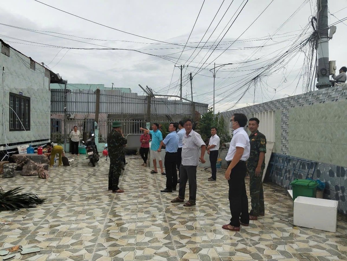 Chủ tịch UBND tỉnh Bạc Liêu - Phạm Văn Thiều vừa có công văn chỉ đạo khẩn, yêu cầu các sở, ngành và địa phương liên quan khẩn trương thực hiện các biện pháp khắc phục hậu quả do mưa dông kèm lốc xoáy xảy ra trên địa bàn TP. Bạc Liêu. Ảnh: Trọng Linh. Chủ tịch UBND tỉnh Bạc Liêu - Phạm Văn Thiều vừa có công văn chỉ đạo khẩn, yêu cầu các sở, ngành và địa phương liên quan khẩn trương thực hiện các biện pháp khắc phục hậu quả do mưa dông kèm lốc xoáy xảy ra trên địa bàn TP. Bạc Liêu. Ảnh: Trọng Linh.