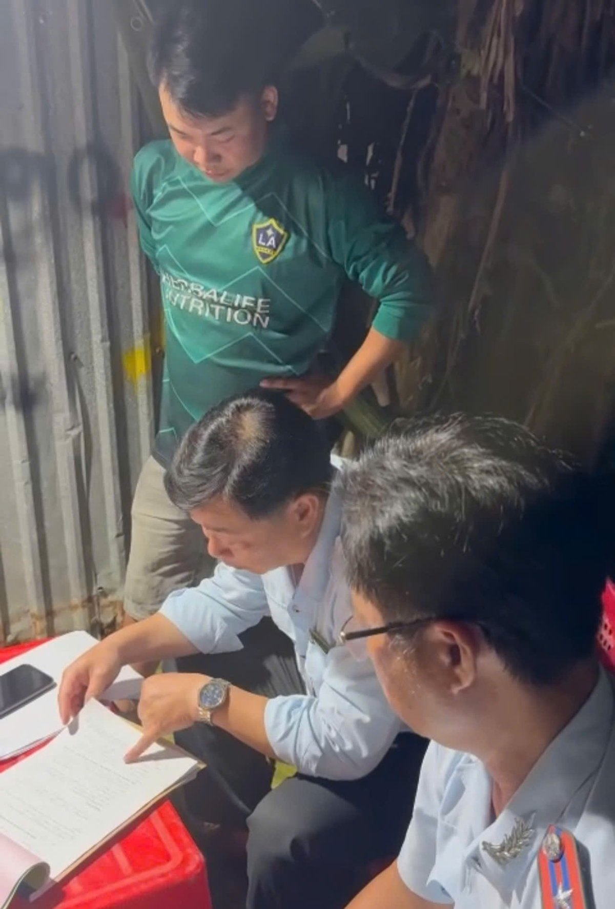 Đoàn kiểm tra lập biển bản và tạm giữ toàn bộ số heo trong 7 ngày để theo dõi, kiểm tra dịch bệnh. Ảnh: Trọng Linh. Đoàn kiểm tra lập biển bản và tạm giữ toàn bộ số heo trong 7 ngày để theo dõi, kiểm tra dịch bệnh. Ảnh: Trọng Linh.