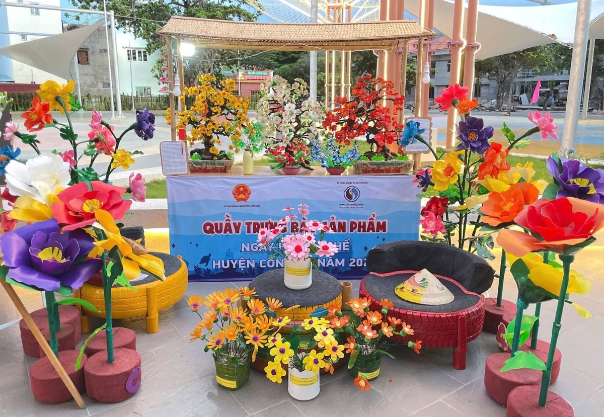 Một trong những gian trưng bày ấn tượng về sản phẩm tái chế từ rác thải nhựa. Ảnh: TN. Một trong những gian trưng bày ấn tượng về sản phẩm tái chế từ rác thải nhựa. Ảnh: TN.
