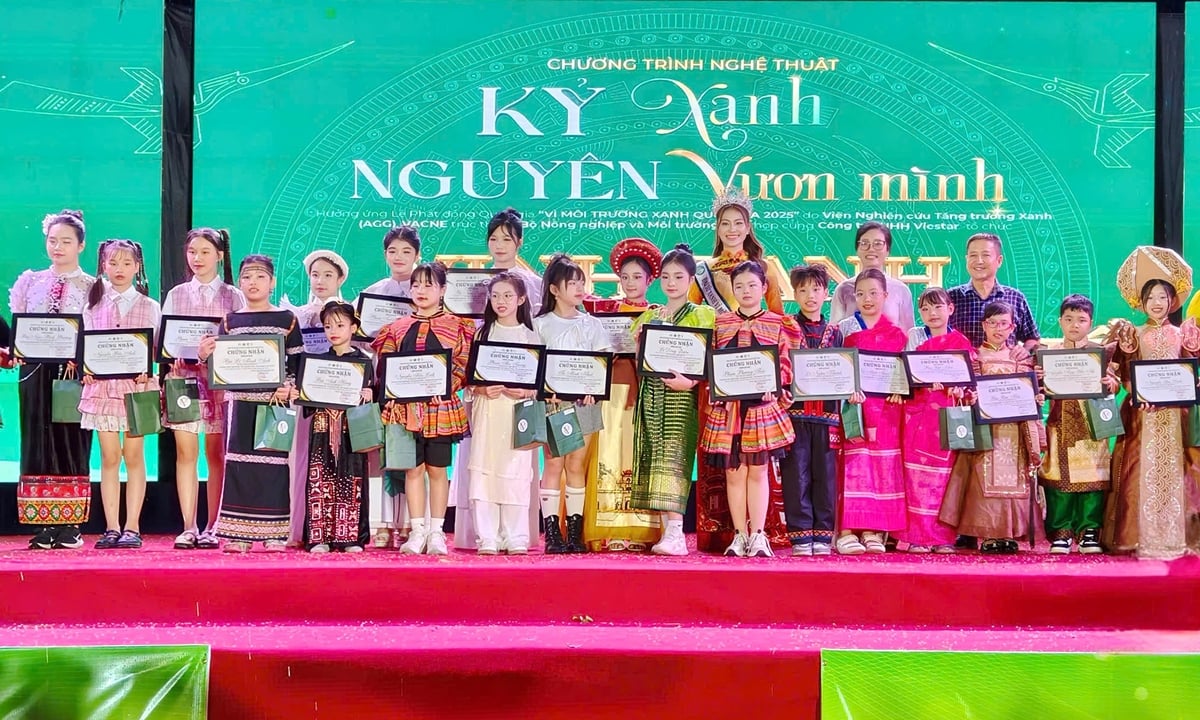 Ban tổ chức vinh danh những gương mặt thiếu nhi tiêu biểu, truyền cảm hứng sống xanh tới cộng đồng. Ảnh: Bảo Thắng. Ban tổ chức vinh danh những gương mặt thiếu nhi tiêu biểu, truyền cảm hứng sống xanh tới cộng đồng. Ảnh: Bảo Thắng.