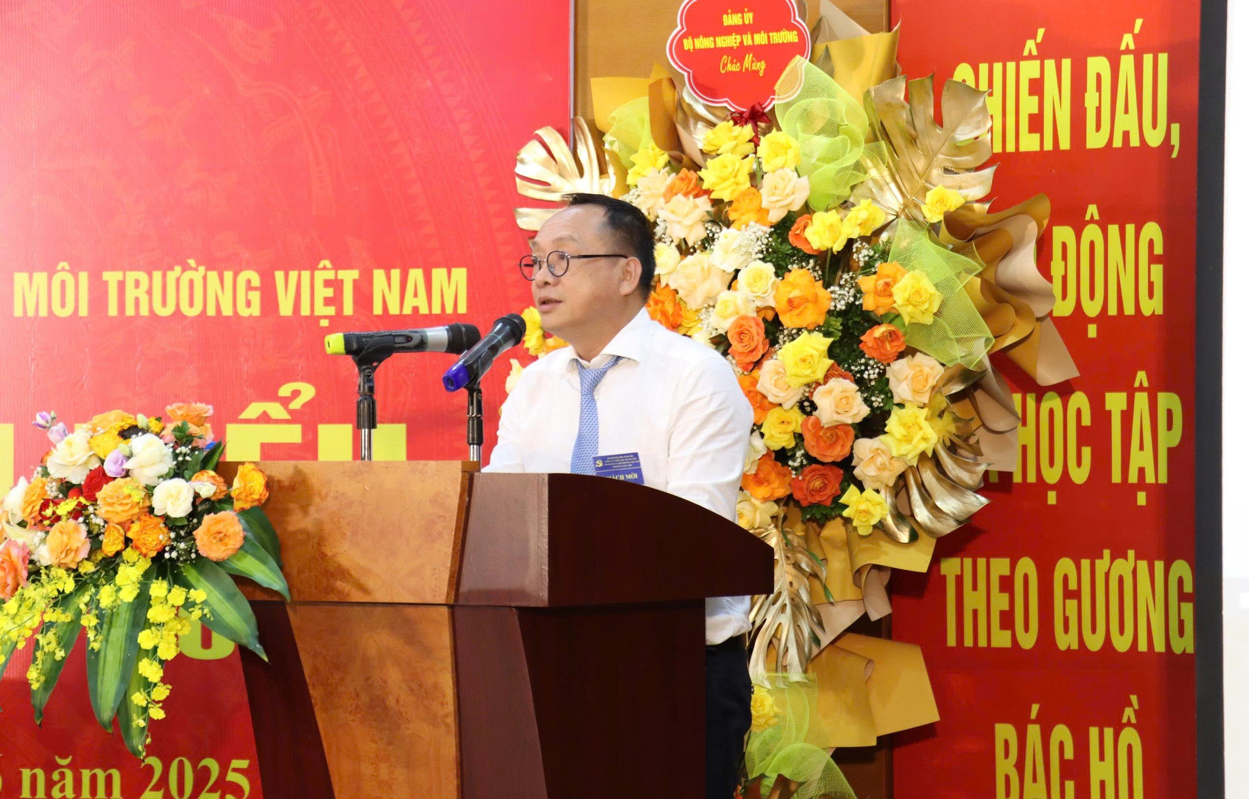 Đồng chí Ngô Hồng Giang, Phó Bí thư chuyên trách Đảng ủy Bộ NN-MT ghi nhận và đánh giá cao những kết quả nổi bật của Đảng bộ Công ty TNHH MTV TN-MT Việt Nam trong nhiệm kỳ qua. Ảnh: Nguyễn Thủy. Đồng chí Ngô Hồng Giang, Phó Bí thư chuyên trách Đảng ủy Bộ NN-MT ghi nhận và đánh giá cao những kết quả nổi bật của Đảng bộ Công ty TNHH MTV TN-MT Việt Nam trong nhiệm kỳ qua. Ảnh: Nguyễn Thủy.