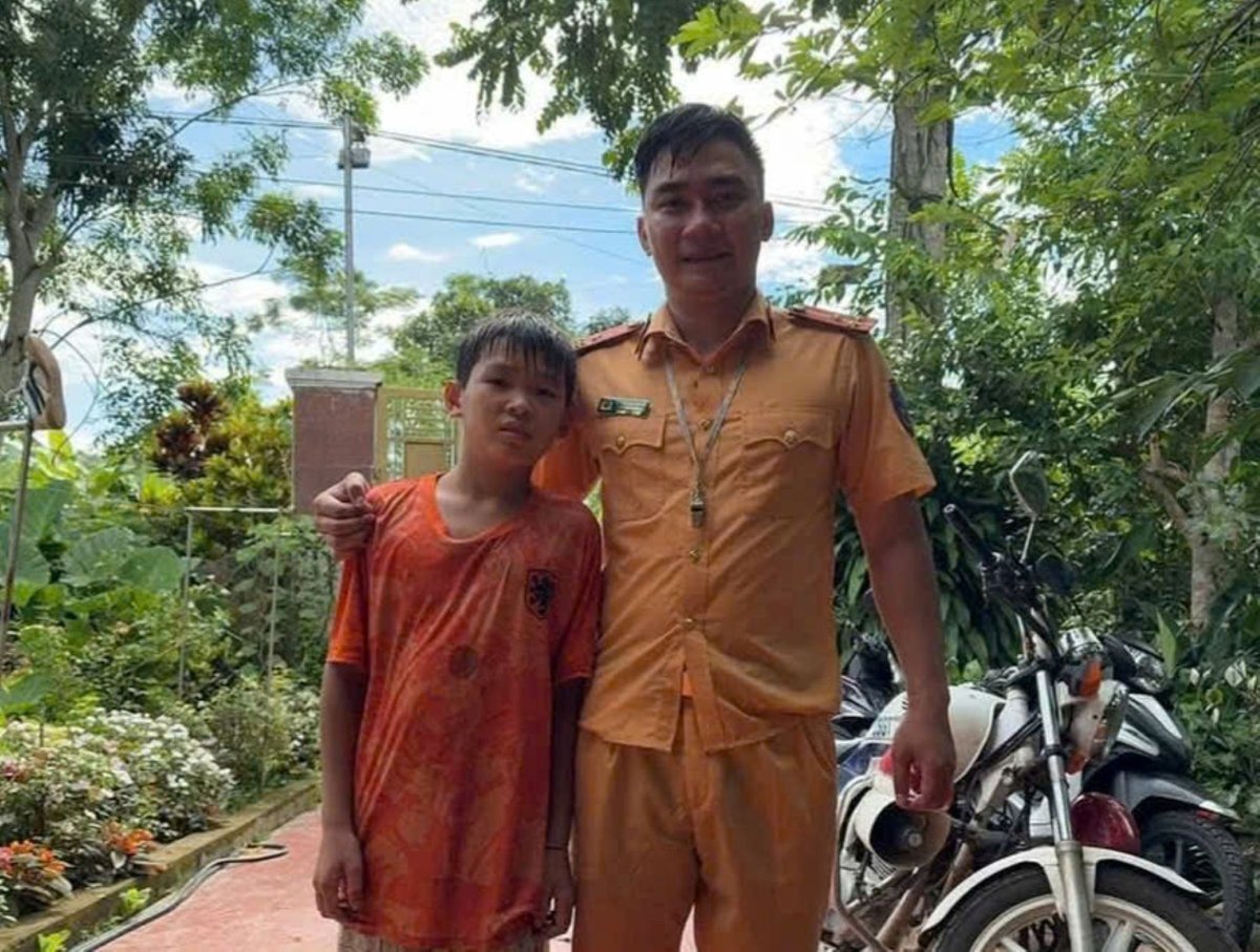 Thượng úy Tạ Quang Quyết và cháu bé vừa được anh cứu. Ảnh: Công an cung cấp. Thượng úy Tạ Quang Quyết và cháu bé vừa được anh cứu. Ảnh: Công an cung cấp.