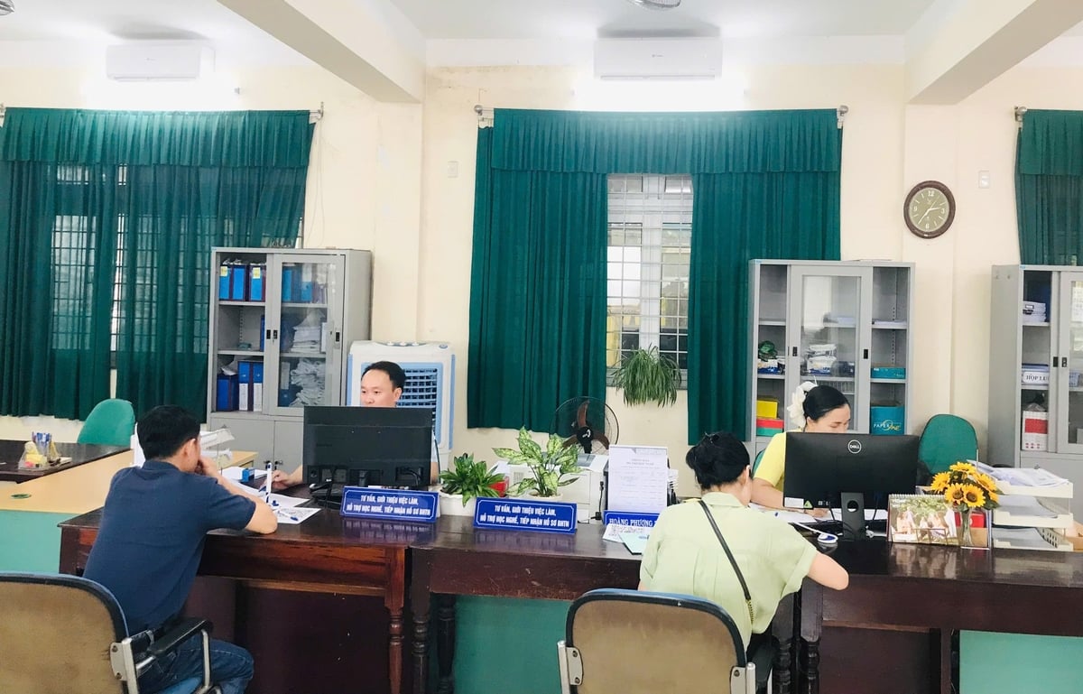 BHTN là một chính sách an sinh xã hội quan trọng, góp phần hỗ trợ người lao động ở TP Huế khi mất việc làm, giúp họ ổn định cuộc sống và sớm quay lại thị trường lao động. Ảnh: Văn Dinh. BHTN là một chính sách an sinh xã hội quan trọng, góp phần hỗ trợ người lao động ở TP Huế khi mất việc làm, giúp họ ổn định cuộc sống và sớm quay lại thị trường lao động. Ảnh: Văn Dinh.