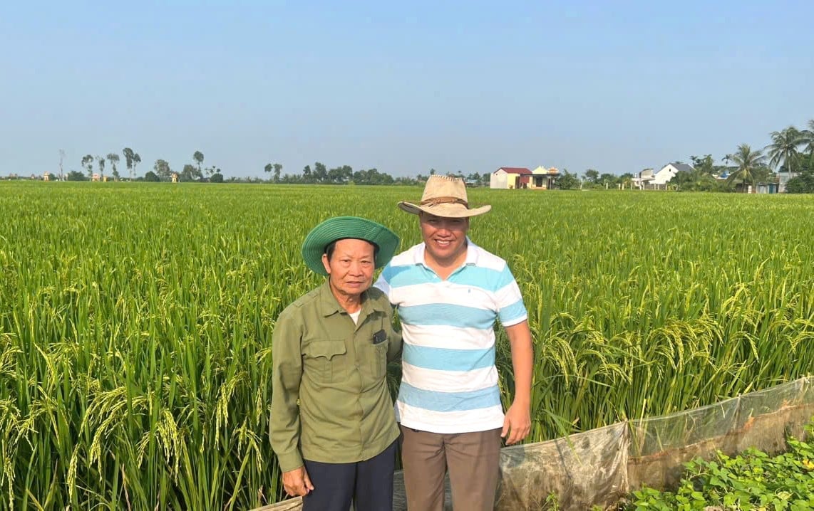 Hạnh phúc lớn nhất của anh Đạt là trong hành trình gian khó luôn có những người bạn, người thầy đồng hành, đặc biệt là PGS.TS Nguyễn Văn Hoan (trái). Ảnh: ĐT. Hạnh phúc lớn nhất của anh Đạt là trong hành trình gian khó luôn có những người bạn, người thầy đồng hành, đặc biệt là PGS.TS Nguyễn Văn Hoan (trái). Ảnh: ĐT.