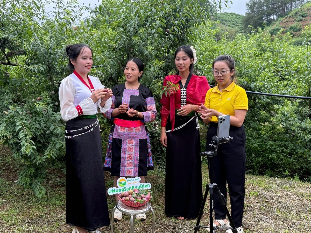 Yên Châu đẩy mạnh quảng bá, bán hàng trên các sàn thương mại điện tử và mạng xã hội. Ảnh: Nguyễn Nga.