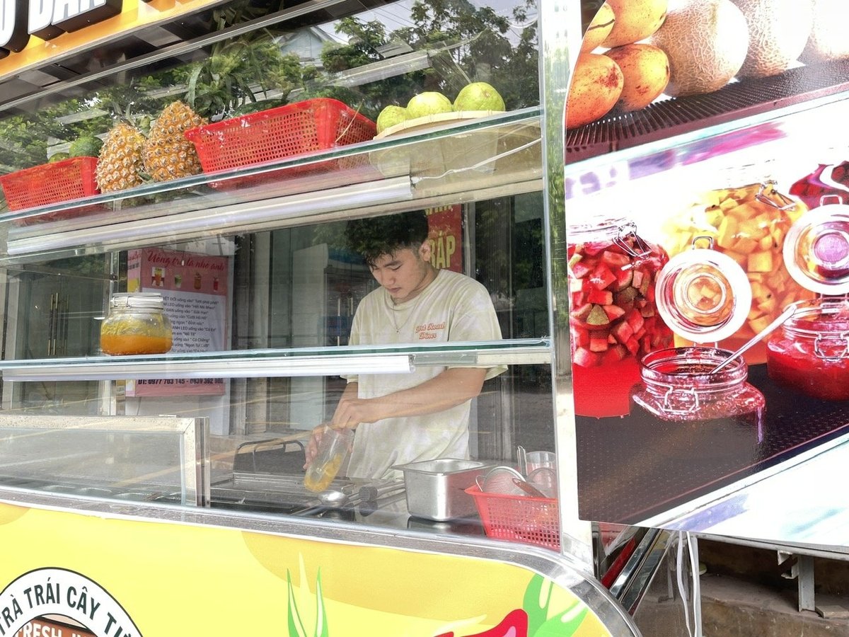 Anh Khổng Bá Duy đang pha chế trà cho khách tại quầy nước nhỏ, sau khi quyết định nghỉ việc tại Hà Nội và khởi nghiệp. Ảnh: Minh Toàn. Anh Khổng Bá Duy đang pha chế trà cho khách tại quầy nước nhỏ, sau khi quyết định nghỉ việc tại Hà Nội và khởi nghiệp. Ảnh: Minh Toàn.