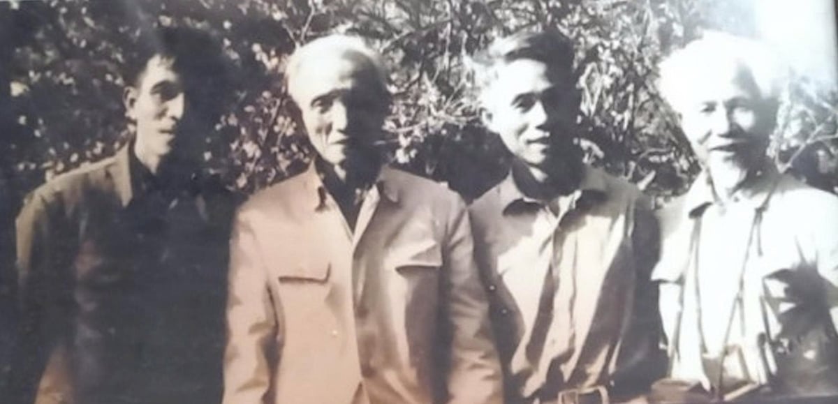 Nhà báo Phùng Bảo Thạch (thứ 2 từ trái sang phải).