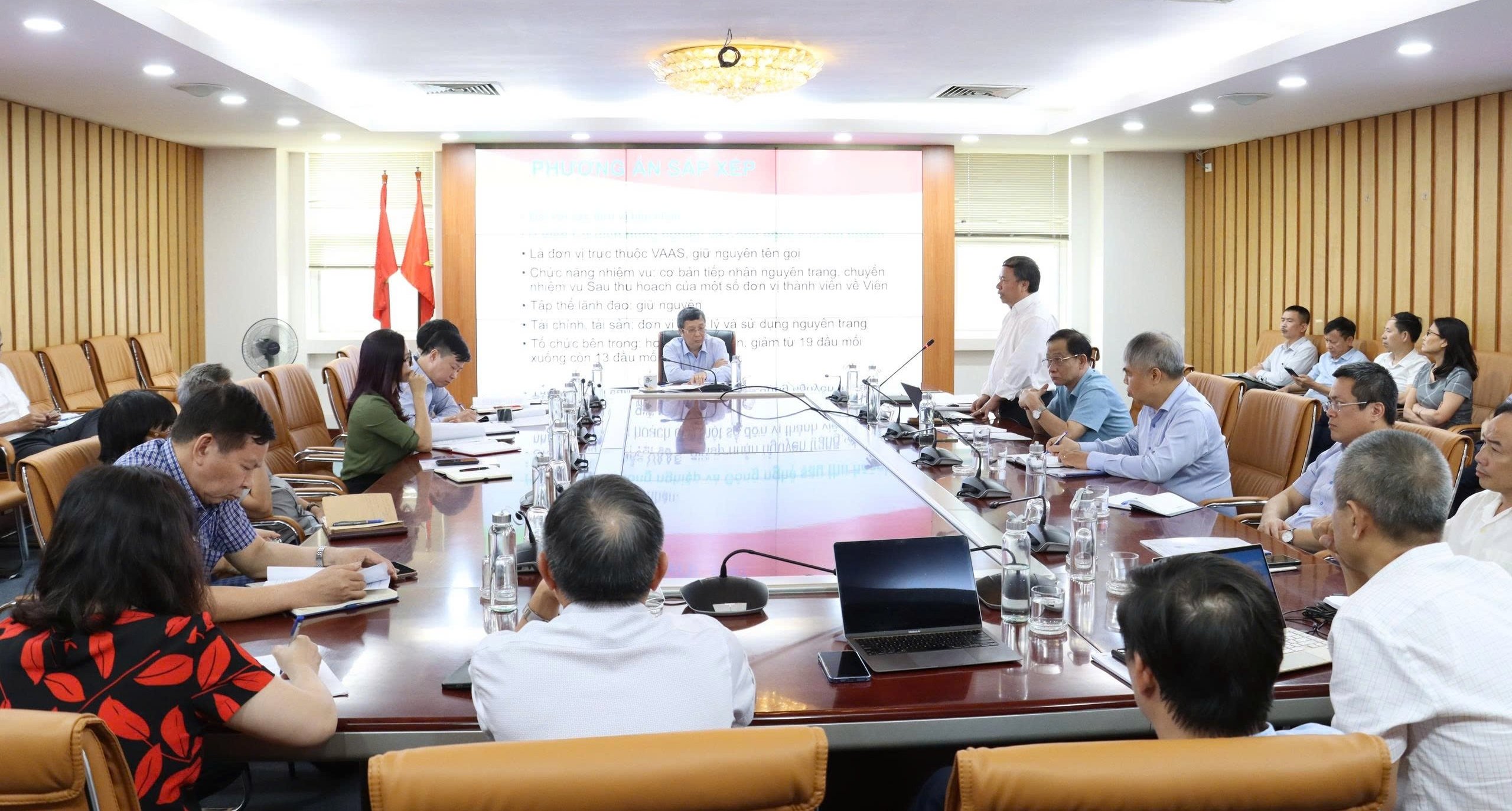 GS.TS Nguyễn Hồng Sơn, Giám đốc VAAS cho biết, dự thảo Đề án tiếp nhận hai đơn vị nghiên cứu trực thuộc Bộ Nông nghiệp và Môi trường: Viện Cơ điện Nông nghiệp và Công nghệ sau thu hoạch và Viện Quy hoạch và Thiết kế Nông nghiệp. Ảnh: Nguyễn Thủy. GS.TS Nguyễn Hồng Sơn, Giám đốc VAAS cho biết, dự thảo Đề án tiếp nhận hai đơn vị nghiên cứu trực thuộc Bộ Nông nghiệp và Môi trường: Viện Cơ điện Nông nghiệp và Công nghệ sau thu hoạch và Viện Quy hoạch và Thiết kế Nông nghiệp. Ảnh: Nguyễn Thủy.