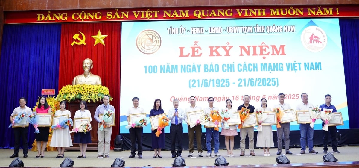 UBND tỉnh Quảng Nam vinh danh các tập thể, cá nhân vì đã có thành tích xuất sắc trong công tác tuyên truyền, thông tin thời sự trên địa bàn tỉnh. Ảnh: V.L UBND tỉnh Quảng Nam vinh danh các tập thể, cá nhân vì đã có thành tích xuất sắc trong công tác tuyên truyền, thông tin thời sự trên địa bàn tỉnh. Ảnh: V.L
